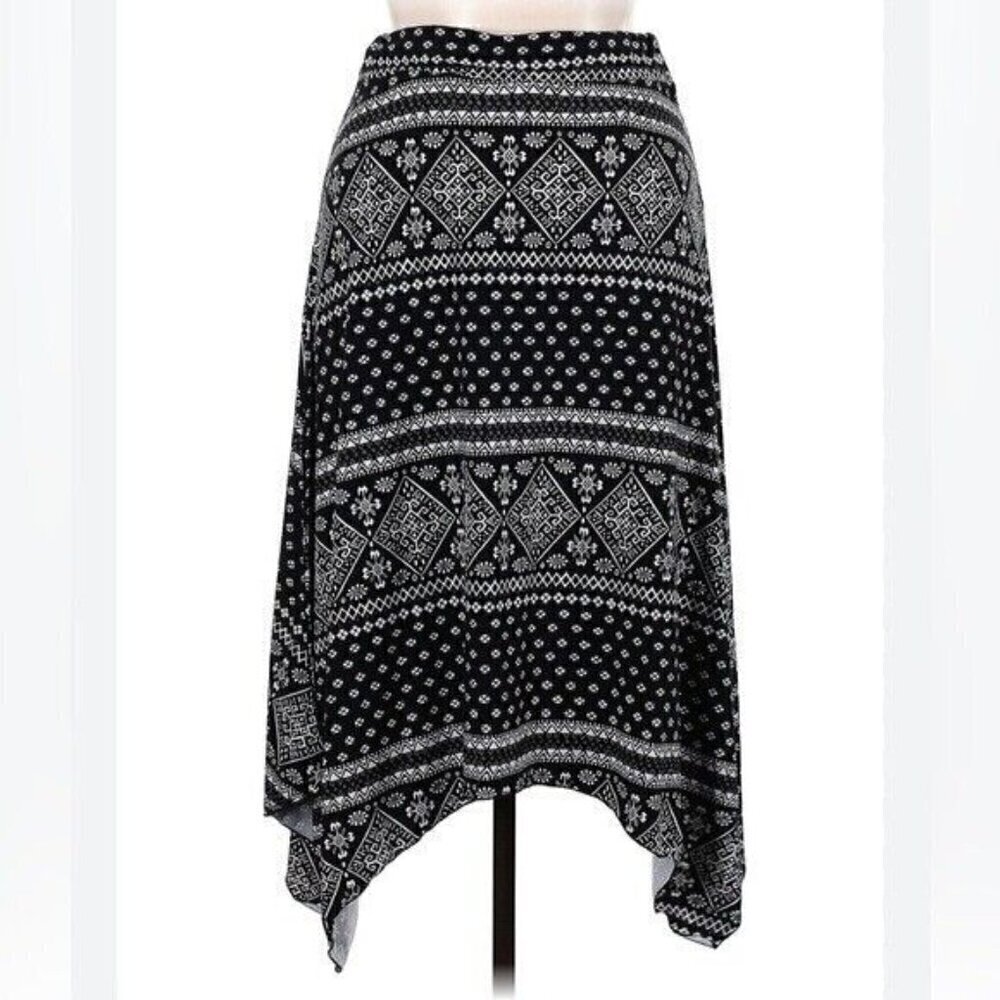 Maurices midi sharkbite hem black and white Jacquard Damask Paisley Size Small